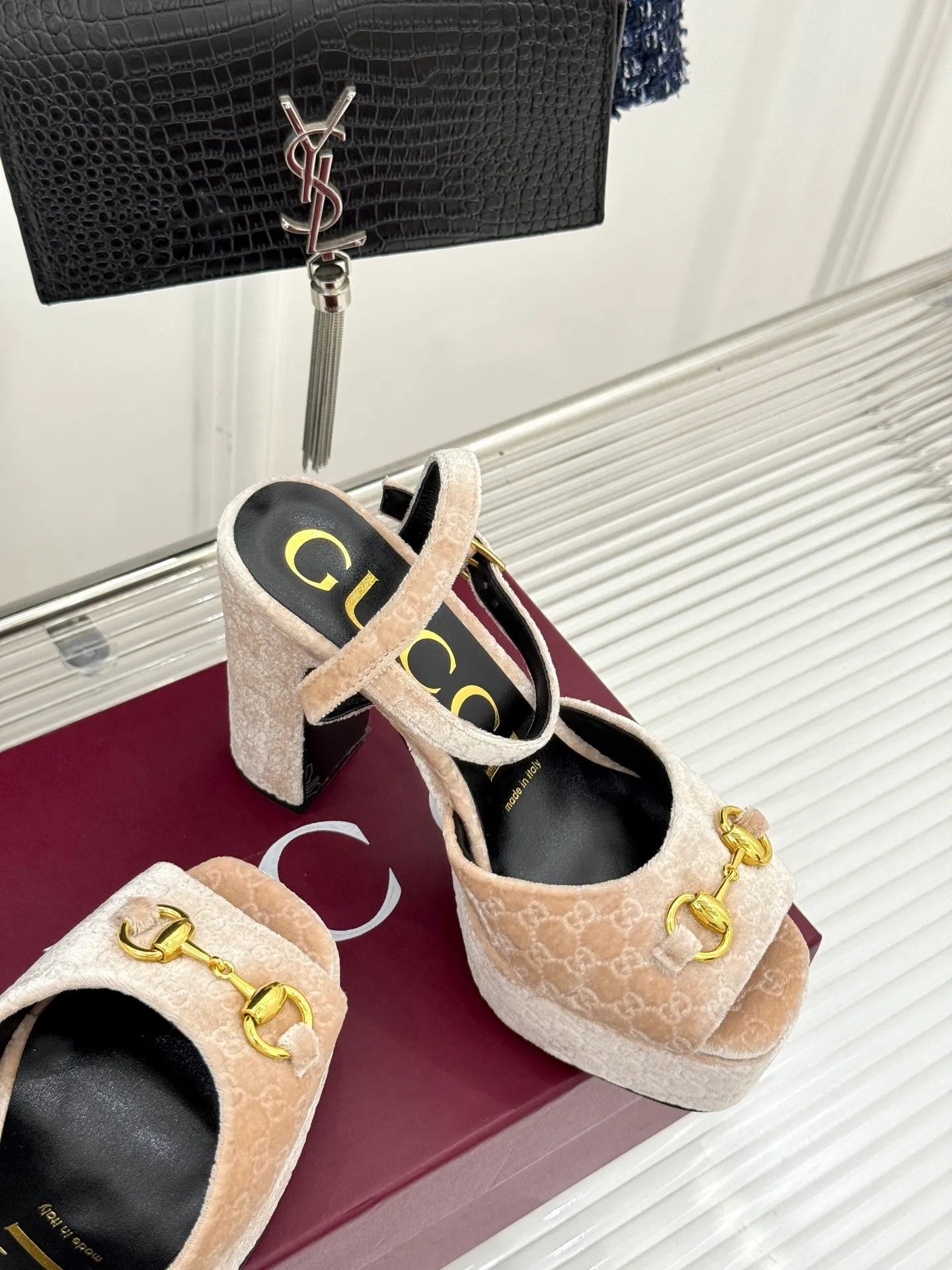 Factory direct sales p660🐘🐘Women's shoes Women's clothing Gucci/Gucci classic horsebit pointed velvet square toe waterproof platform high-heeled sandals When the classic horsebit meets velvet texture, these sandals have become synonymous with elegance and individuality. The square toe design breaks the sharpness of the pointed toe and adds a bit of retro laziness. The delicate velvet upper feels luxurious and shows a high-end texture with the flow of light and shadow. Every step brings a gentle aura. The iconic metal horsebit embellishes the shoe body, instantly awakening brand recognition and cleverly blending retro style with modern fashion. The golden ratio of waterproof platforms and high heels not only lengthens the leg lines but also reduces walking pressure, allowing elegance without compromising comfort. Whether worn with a gorgeous dress to attend a dinner party or paired with retro jeans for a daily look, it can easily hold the spotlight and become the finishing touch in the look, highlighting unique taste and extraordinary style. The fabric is made of original customized velvet and the inner pads are all sheepskin. Heel height: 10.8 Water platform: 3.3 Italian imported genuine leather outsole size: 35-39 (40/41/42 customized)